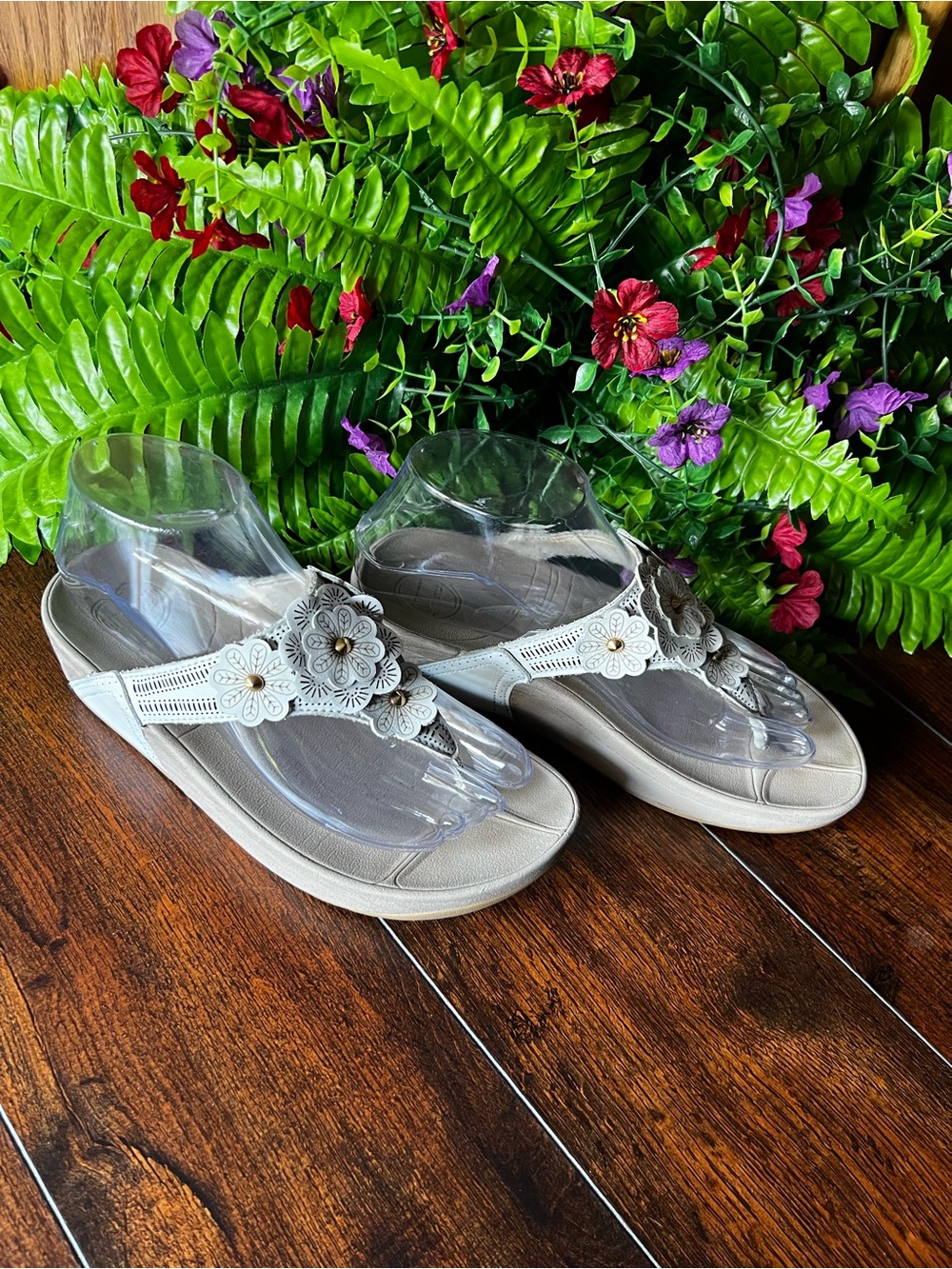 Size 6 FitFlop Women's Beige Floral Thong Sandals with Gold Accents - Picture 2 of 13